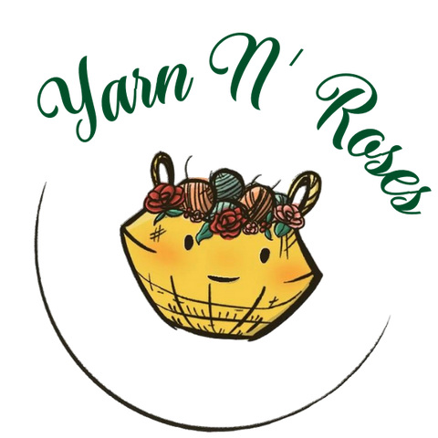 Cette image représente une panière avec des pelotes de laine et une couronne de fleurs.