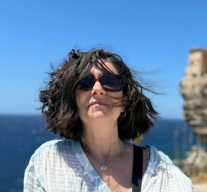 Messagère en Méditerranée, porteuse d'espoir et de lumière à travers ses huiles sur toiles