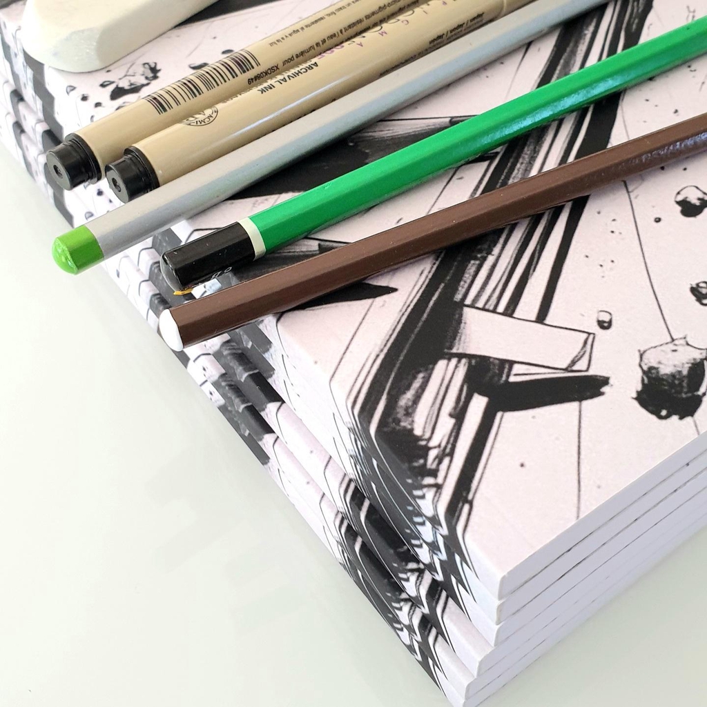pile de carnets et crayons