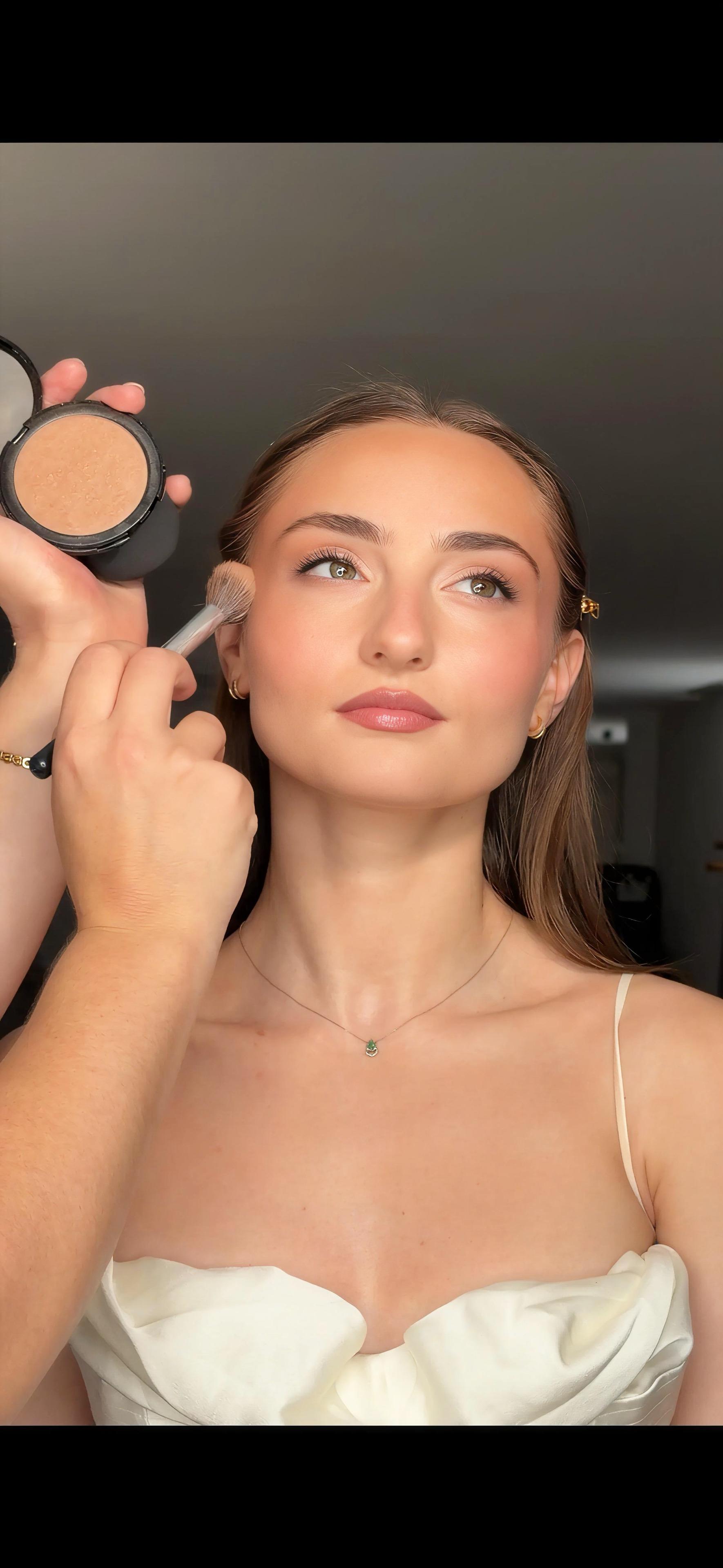 Professional bridal makeup artist in Hereford, Herefordshire, with over 15 years of experience. Beautiful wedding makeup and one-to-one makeup lessons.