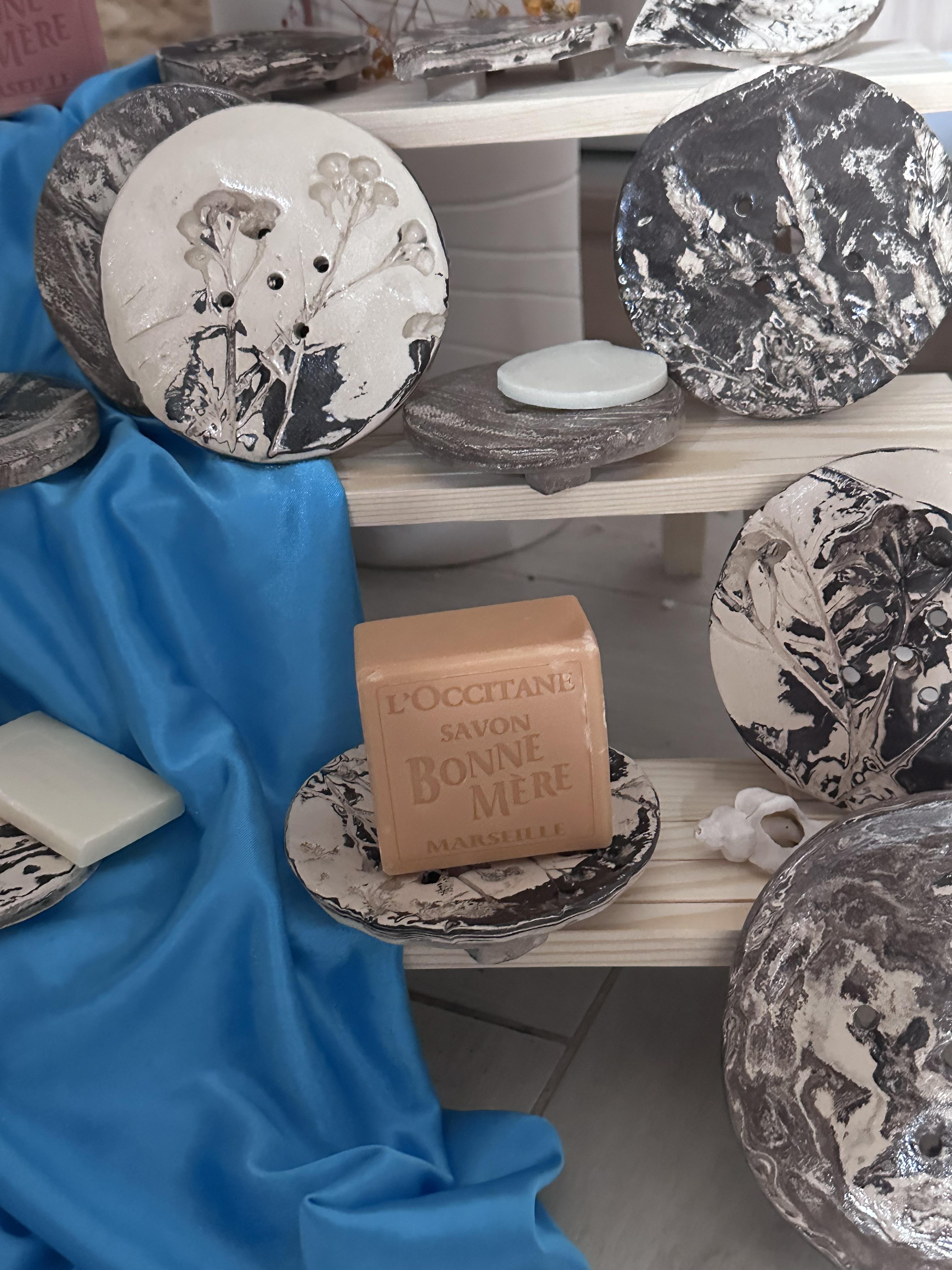 Porte-savon céramique fait main texturé avec empreintes végétales