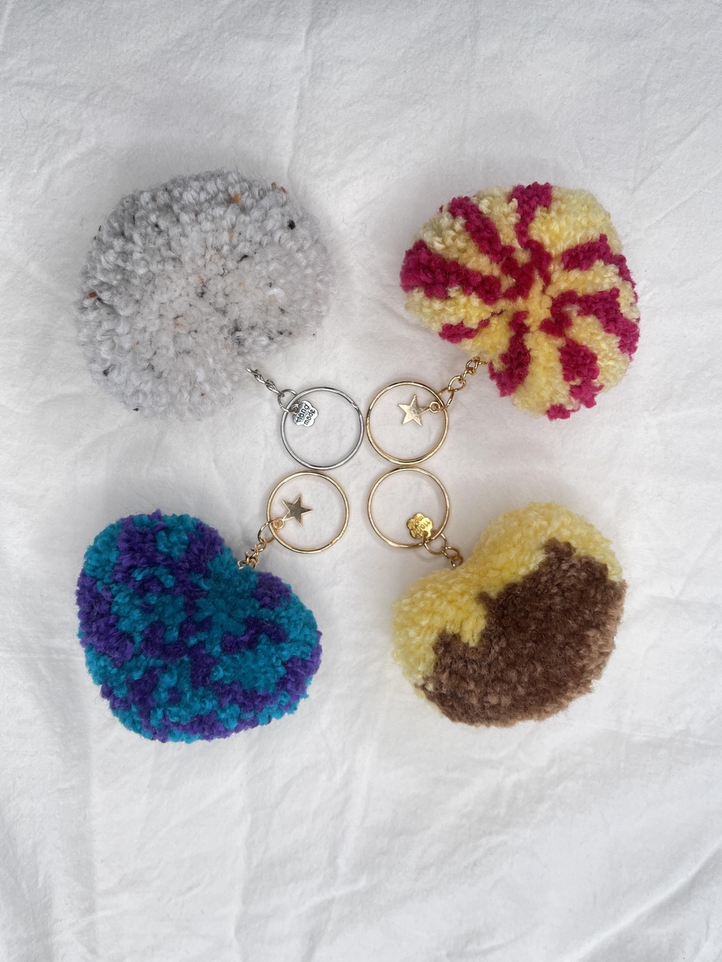 Des porte-clés pompons coeur