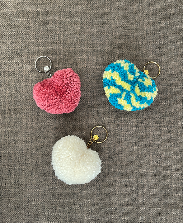 Porte-clés pompons en laine en forme de coeurs