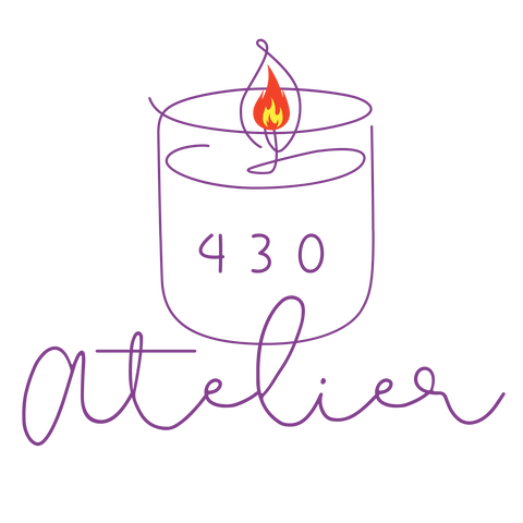 Offrez un moment de sourire avec cette bougie végétale personnalisée pour maman 🤍
Son message plein d’humour « Désolé pour toutes les bêtises que j’ai faites enfant… heureusement tu n’en connais que la moitié ! » en fait un cadeau original, drôle et plein d’amour.

Parfaite pour un anniversaire, la fête des mères ou simplement pour faire plaisir, cette bougie artisanale est fabriquée avec soin dans notre atelier en France.

🌿 Bougie 100 % cire végétale, végan et non toxique
🔥 Mèche en bois pour une combustion propre et chaleureuse
🌸 Parfums de Grasse pour une senteur délicate
⏳ Environ 40 heures de combustion

Chaque bougie est personnalisable : choisissez le contenant, le parfum et ajoutez votre texte si vous le souhaitez.

🎁 Elle est livrée dans un coffret prêt à offrir, avec de mini-allumettes dans un petit pot décoratif pour un cadeau encore plus spécial.

Une attention unique, pleine d’humour et d’émotion, créée avec soin par notre atelier.