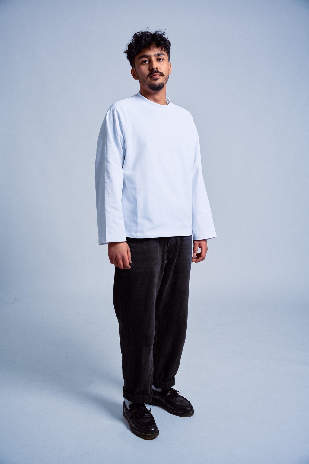 Man mit weißem Longsleeve