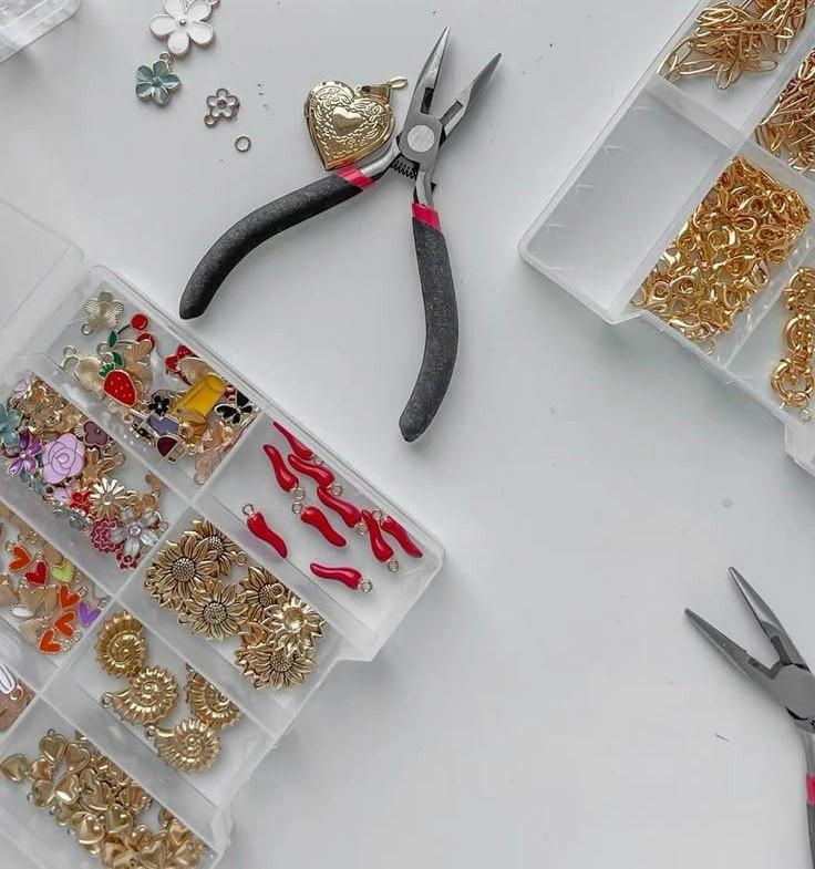 Atelier création de bijoux – niveau débutant : découverte et apprentissage de l’utilisation des différentes pinces, initiation à la création de motifs. Chaque participant a la possibilité de concevoir le bijou de son choix. lançon provence, la bulle d'encre, Romane Caille