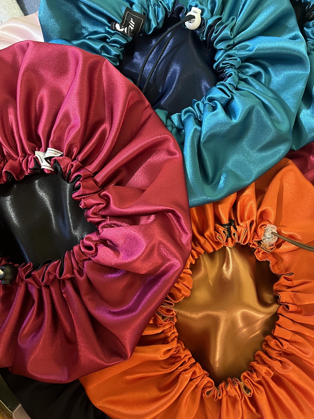 BKJ'Hair Handmade - Accessoire de protection pour vos cheveux en satin de soie. Des couleurs uniques. 
Découvrez nos bonnets, taie d'oreillers, chouchous, bandeaux en satin, faits main avec amour au antilles.

Nos créations préservent labeauté naturelle des cheveux crépus, frisés, bouclés, ondulés et lisses en évitant la casse, les frisottis et la sécheresse. 

Livraison disponible en Martinique, Guadeloupe, Guyane, La réunion, France Métropolitaine.

Optez pour le confort, l'élégance et la douceur du satin. 