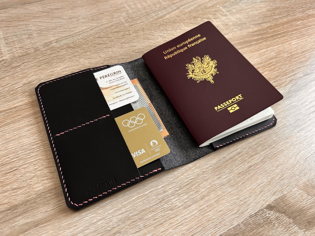 Porte-carte en cuir de bœuf/taureau, entièrement réalisé à la main dans le respect de la tradition artisanale de la sellerie-maroquinerie.