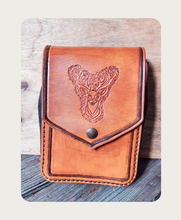 Découvrez des créations 100 % sur-mesure, réalisées à la main selon les demandes uniques de chaque client : cuir repoussé, bijoux, maroquinerie.