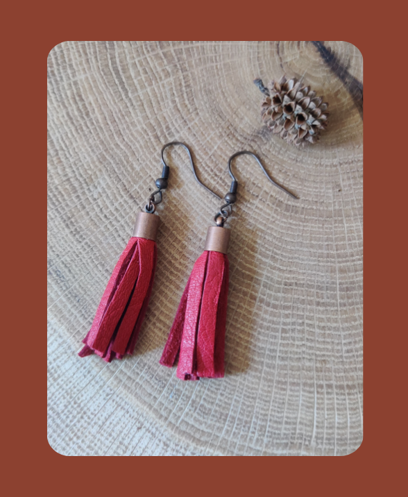Boucles d'oreilles artisanales, cuir, crins de cheval.