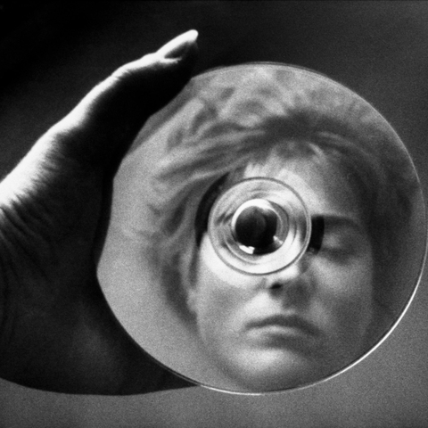 Achetez des photographies, tirages originaux, reproductions, fanzines, cartes postales de Clothilde Bertin Lalande