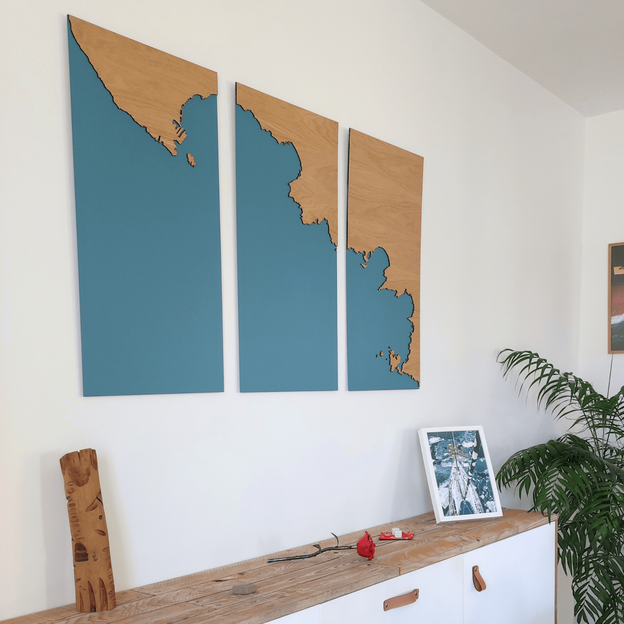 Ambiance décoré avec un buffet et un tableau en bois représentant le littoral de La Ciotat à Six-Fours-Les-plages