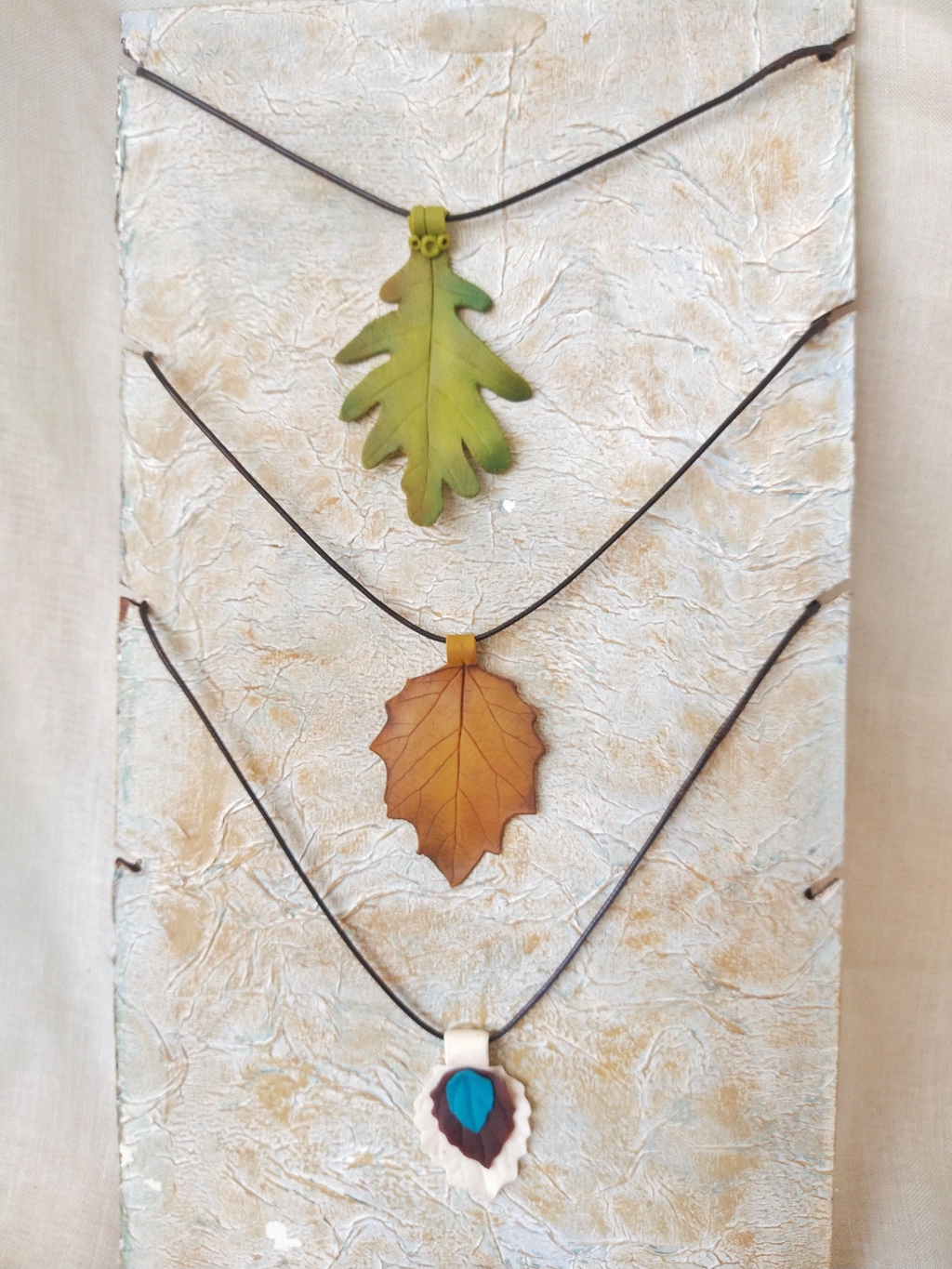 Collares modelados en arcilla polimérica
