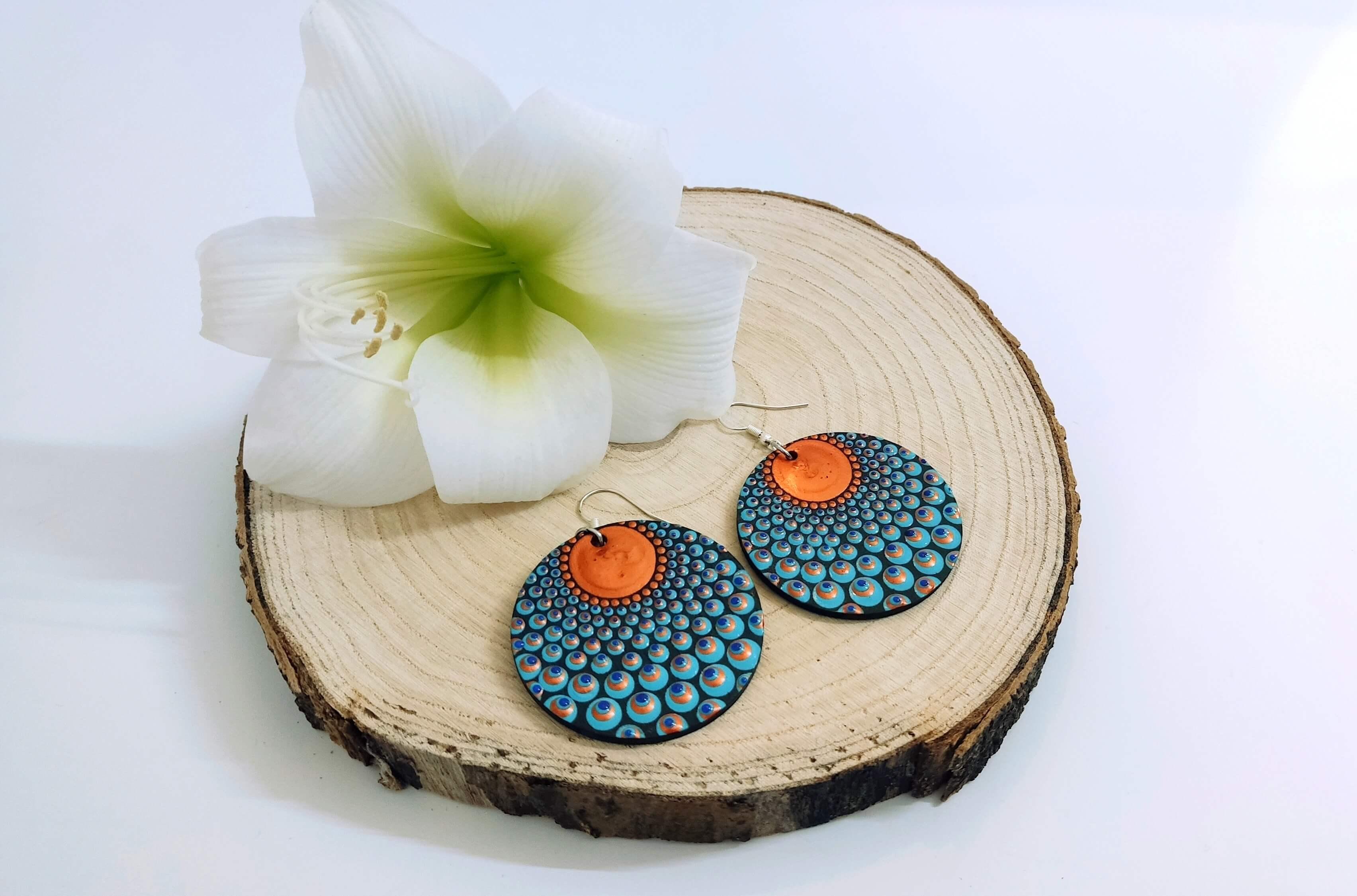 Découvrez une large gamme de boucles d'oreilles artisanales sur support bois, ultra légères pour un style unique !