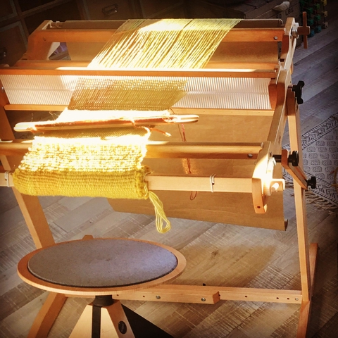 Op zoek naar een unieke, handgeweven shawl of een ‘vinted’ sieraad van gevonden materaal. Kijk verder op mijn webshop. 