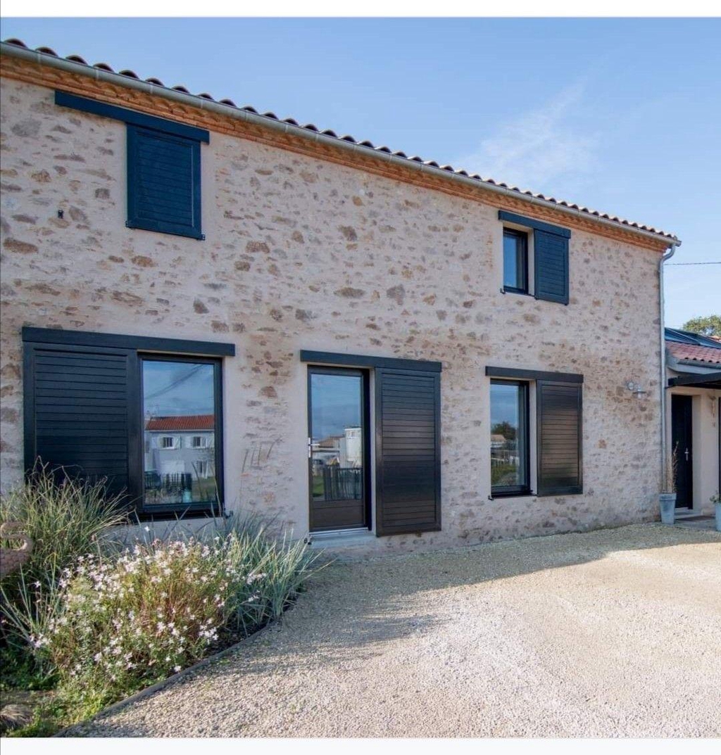 Basée à Bellevigne-en-Layon, C&S Maçonnerie intervient à Angers et dans tout le Maine-et-Loire (49) pour vos travaux de maçonnerie générale, en rénovation comme en construction neuve.

Spécialisé dans la rénovation de maison, l’extension et l’agrandissement, je vous accompagne pour la création de chape, l’ouverture de mur porteur, la réalisation de terrasses béton, la modification de bâtiments et les travaux d’aménagement intérieur et extérieur.

Angers

Bellevigne-en-Layon

Chemillé

Doué-en-Anjou

Brissac

Les Ponts-de-Cé

Saumur


Garantie décennale – Devis gratuit – Un seul interlocuteur – Respect des délais


