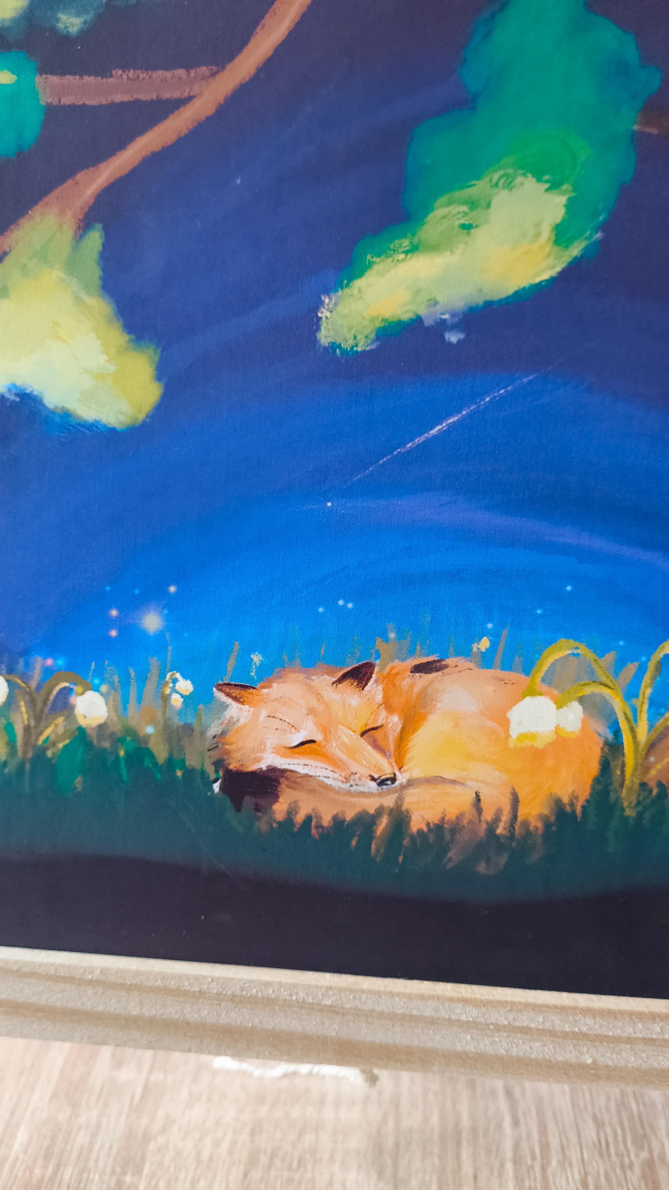 Tableau à coté de fleur. Illustration d'un renard dormant au pied d'un arbre qui l'encercle tel une couverture contre l’obscurité. Autour du renard une bulle de couleurs, laissant apparaitre la nuit bleuté et l’herbe vert mélanger de clochettes lumineuse, telle un rêve.