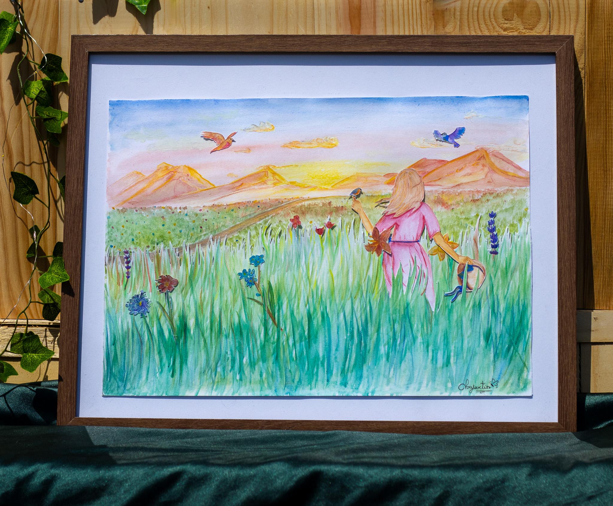 Tableau d'une peinture aquarelle. Une fille à l'aurore dans les hautes herbes cheveux au vent tenant un chapeau. Un oiseau posé sur sa main et deux autre volant dans le ciel. Au loin des montagne orangé par le soleil levant.