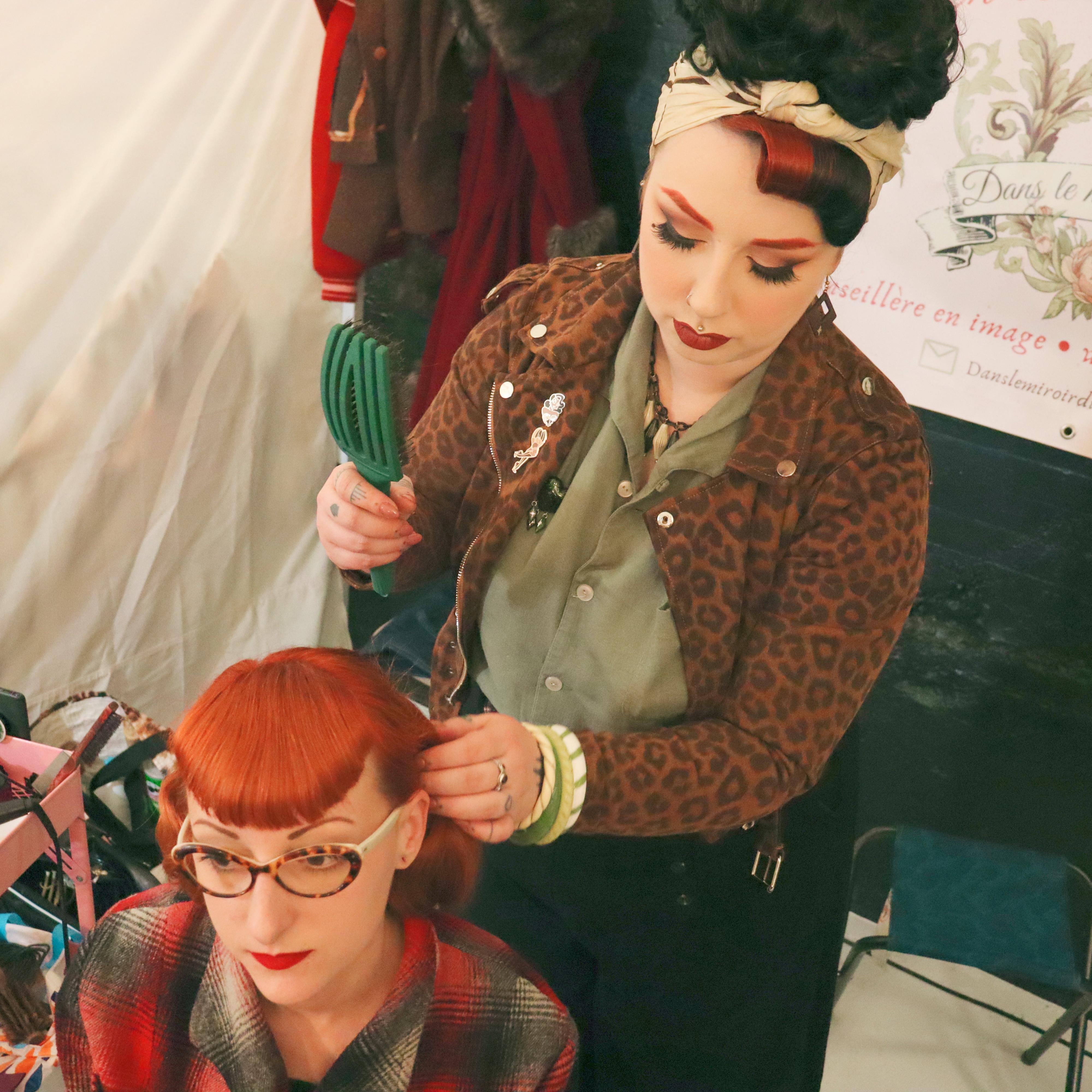 Formules de relooking rétro: Coiffure, maquillage et accessoires pin-up à Clermont-Ferrand et partout en France
Plongez dans l’univers glamour et intemporel des années 40 et 50 grâce à mes formules de relooking rétro ! Que vous soyez passionnée de mode vintage, amatrice de style pin-up, curieuse de découvrir une nouvelle version de vous-même ou simplement en quête d’une mise en beauté originale et élégante, je vous propose une expérience unique mêlant coiffure vintage, maquillage glamour, conseils en image et accessoires faits main.
Installée à Clermont-Ferrand, je me déplace dans toute la France pour des prestations à domicile, en EVJF, mariage, shooting photo, événement vintage ou soirée à thème. Chaque formule est personnalisée selon vos envies, avec la possibilité d’inclure fleurs pour cheveux artisanales, prêt de tenues rétro, ou encore cours de maquillage et coiffure vintage.
Laissez-vous sublimer dans un univers où l’élégance d’hier rencontre la créativité d’aujourd’hui.