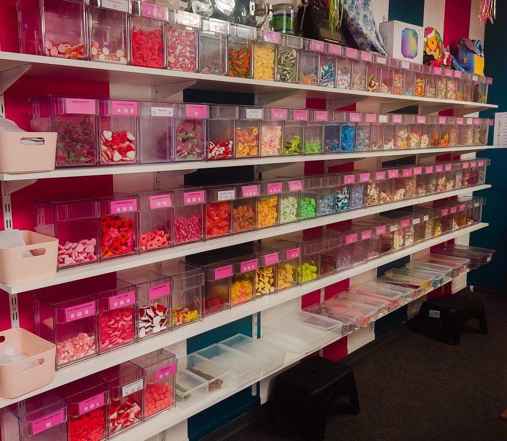 Bienvenue dans notre boutique de douceurs enchantées !

Ici, chaque bonbon est une étincelle de magie, chaque création un rêve sucré tout droit sorti d’un monde merveilleux… Celui des licornes, des arcs-en-ciel et des gourmandises infinies.

Notre boutique en ligne vous invite à découvrir un univers coloré et joyeux, rempli de gâteaux de bonbons, brochettes féeriques, sachets personnalisés et pièces montées enchantées, créés avec soin pour émerveiller petits et grands.
ainsi que d'autres douceurs sélectionner avec amour.

Que ce soit pour un anniversaire, une fête ou simplement pour faire plaisir, nos douceurs sont là pour ajouter une touche de magie à chaque instant.

Prenez une pincée de couleurs, une dose de tendresse et beaucoup de gourmandise… Vous êtes chez nous, au cœur du monde sucré des licornes 🦄 🍬🍭.