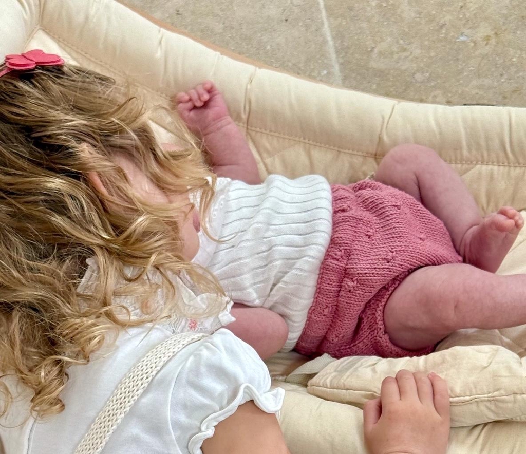 bloomer porté par un bébé, en coton avec motif, à tricoter