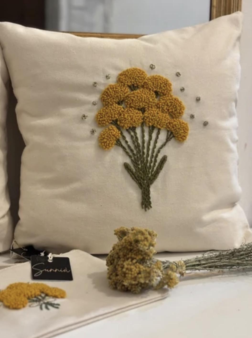 Coussin Immortelle Sunnià en punch needle inspiré du maquis corse
