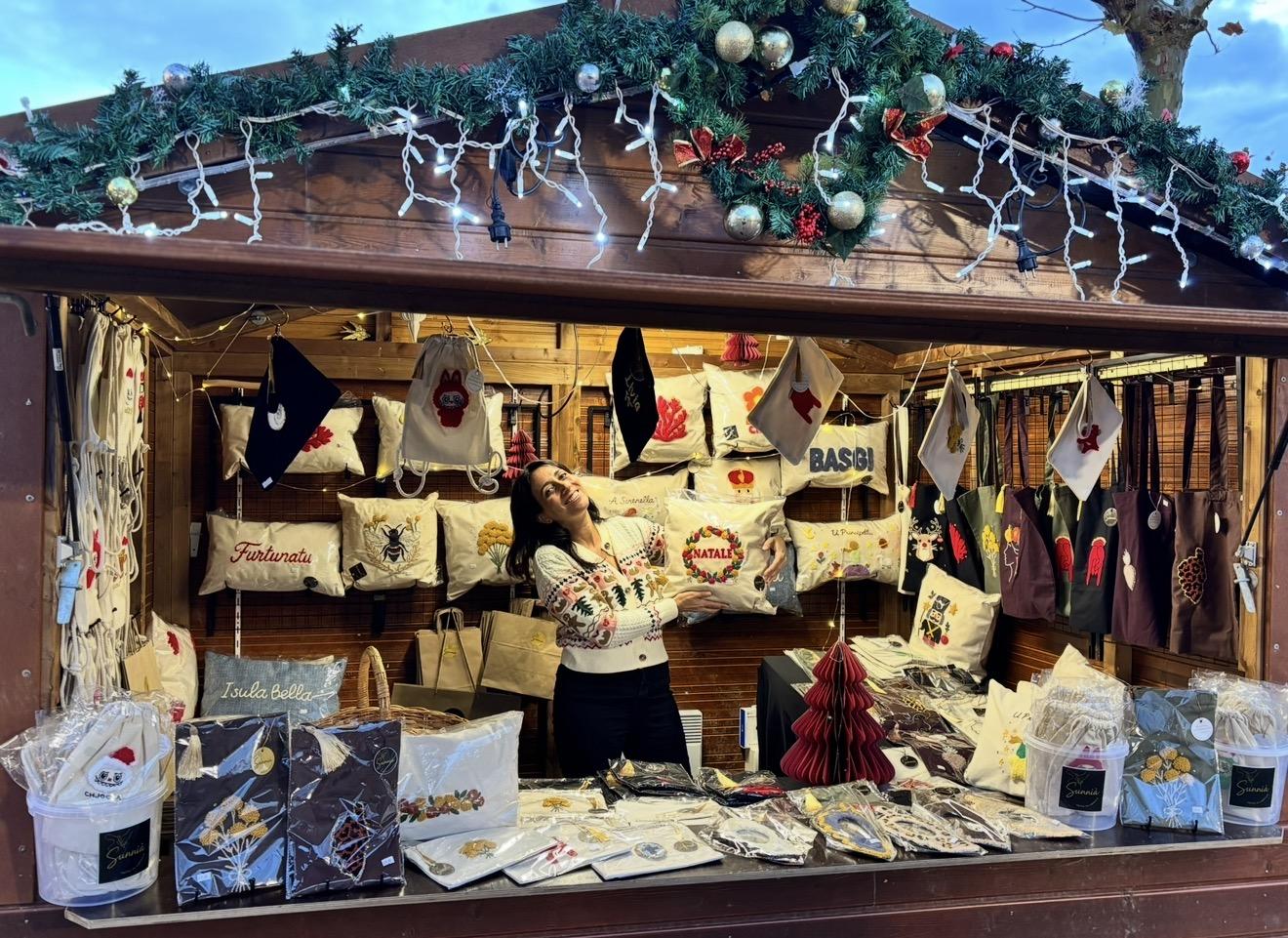 Chalet de Noël Sunnià avec créations artisanales en punch needle