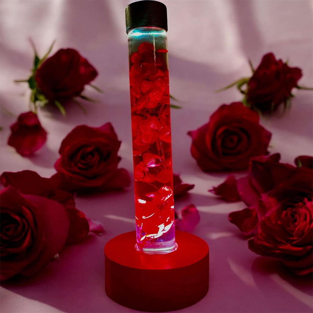 Apportez une touche de nature et de poésie à votre intérieur avec nos herbarium tube lumineux. Cette décoration végétale associe des fleurs et feuillages soigneusement sélectionnés à un éclairage doux et chaleureux, créant une ambiance apaisante et élégante.

Présenté dans un tube en verre au design épuré, reposant sur un socle en bois cet herbarium décoratif lumineux met en valeur la beauté naturelle des végétaux tout en diffusant une lumière subtile idéale pour un salon, une chambre ou un bureau.
