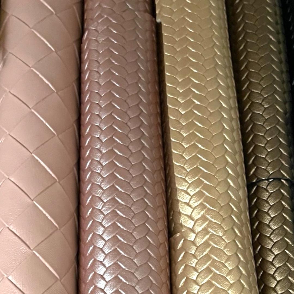 Verschiedene Kunstleder auf Rolle.

Handmade Necessaires & Organizer für Damen von MyNeedilicious – handlich, alltagstauglich und mit Liebe in der Schweiz gefertigt.