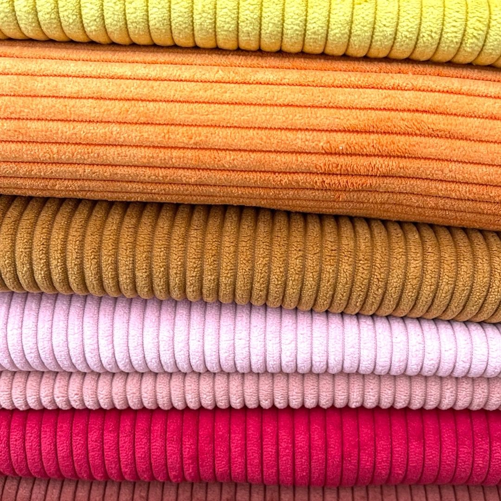 Verschieden farbige Kordstoffe.

Handmade Necessaires und Taschen Organizer von MyNeedilicious für Damen – praktische Begleiter für den strukturierten Alltag, gefertigt in der Schweiz.