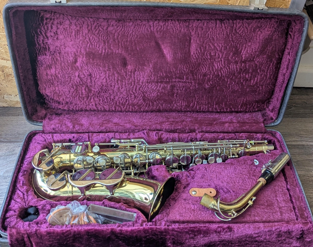 Big Al's Music Emporium Wem Shropshire Brass & Woodwind instruments bought and sold. Saxophones Clarinets Flutes Trumpets 