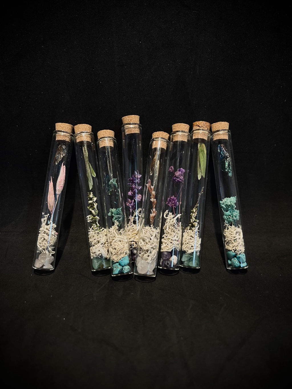Fioles en verres colorées avec végétaux, pierres semi précieuses et ailes d’insectes variés