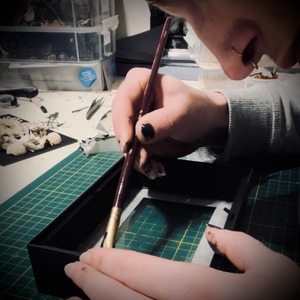 Photo de l’artisane en train de travailler dans son atelier. 