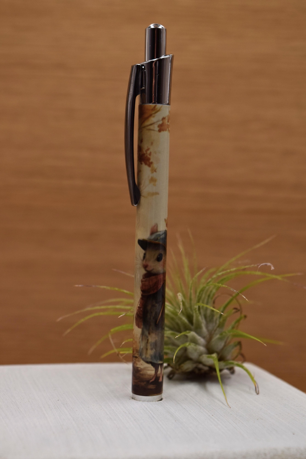 Add autumn charm to your desk with this woodland mouse pen. Perfect for journaling, planners, or as a seasonal stationery gift.