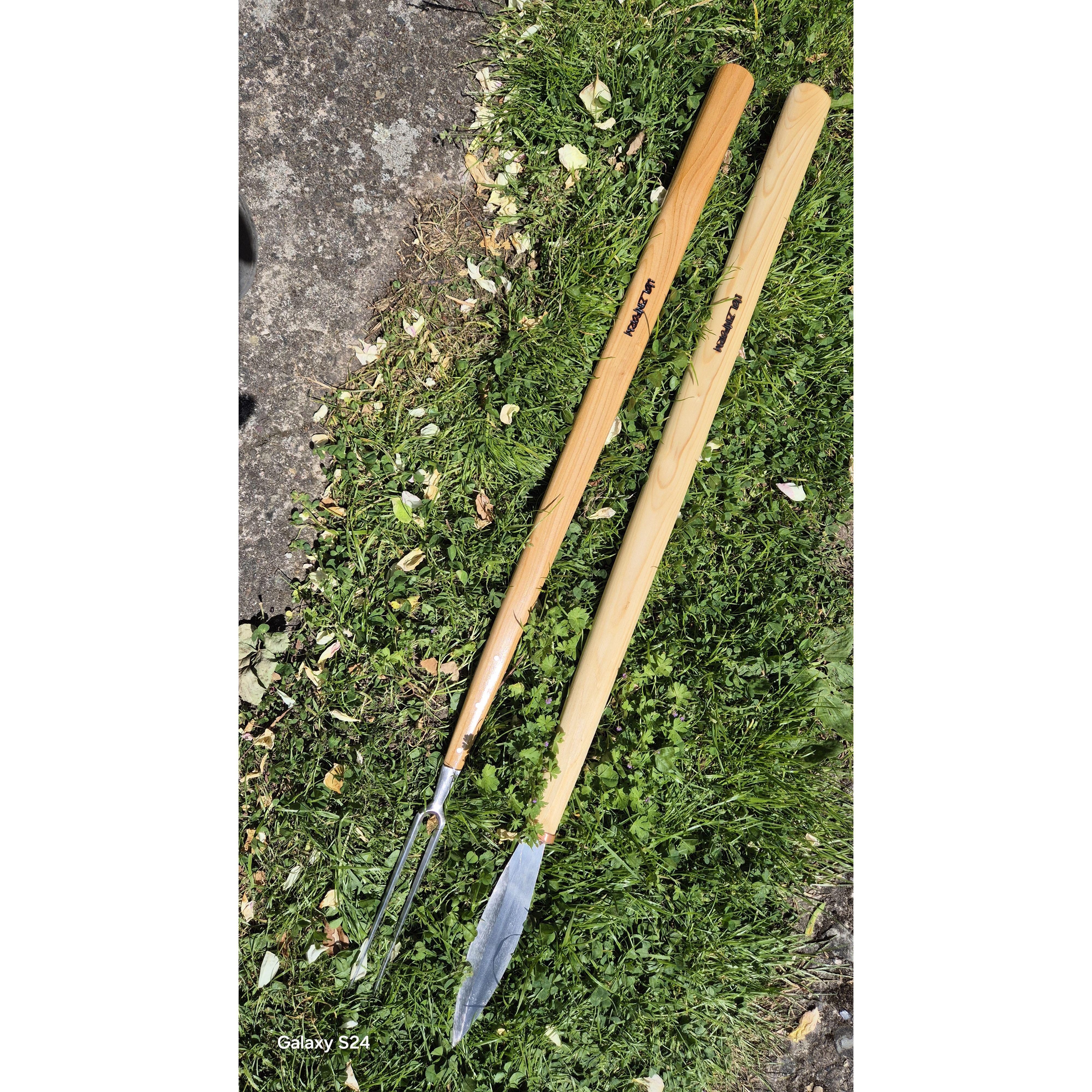 Kundenwunsch: Besteck mit 80 cm langem Griff für das Grillen von Schwein am Spieß über dem offenen Holzfeuer.
Dazu wurde eine Fleischgabel umgebaut und das Fleischmesser von Authentic Blades bekam einen langen Griff.
Griffholz: Kirsche, geölt