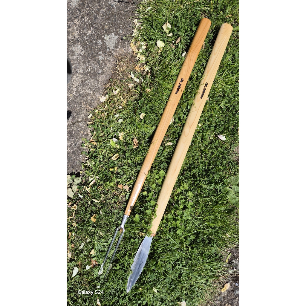 Kundenwunsch: Besteck mit 80 cm langem Griff für das Grillen von Schwein am Spieß über dem offenen Holzfeuer.
Dazu wurde eine Fleischgabel umgebaut und das Fleischmesser von Authentic Blades bekam einen langen Griff.
Griffholz: Kirsche, geölt