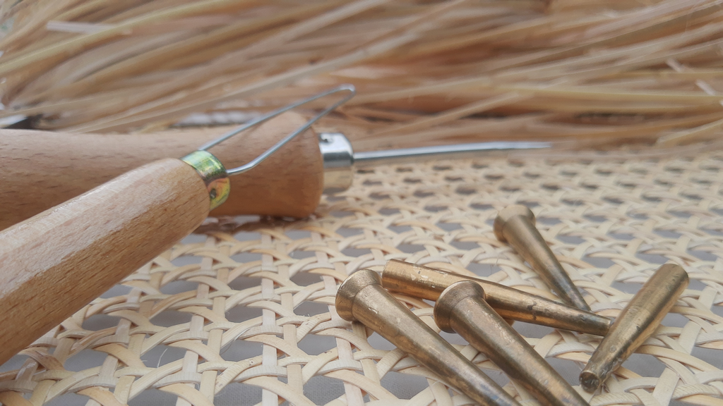 L'art du cannage, un savoir-faire ancestral.