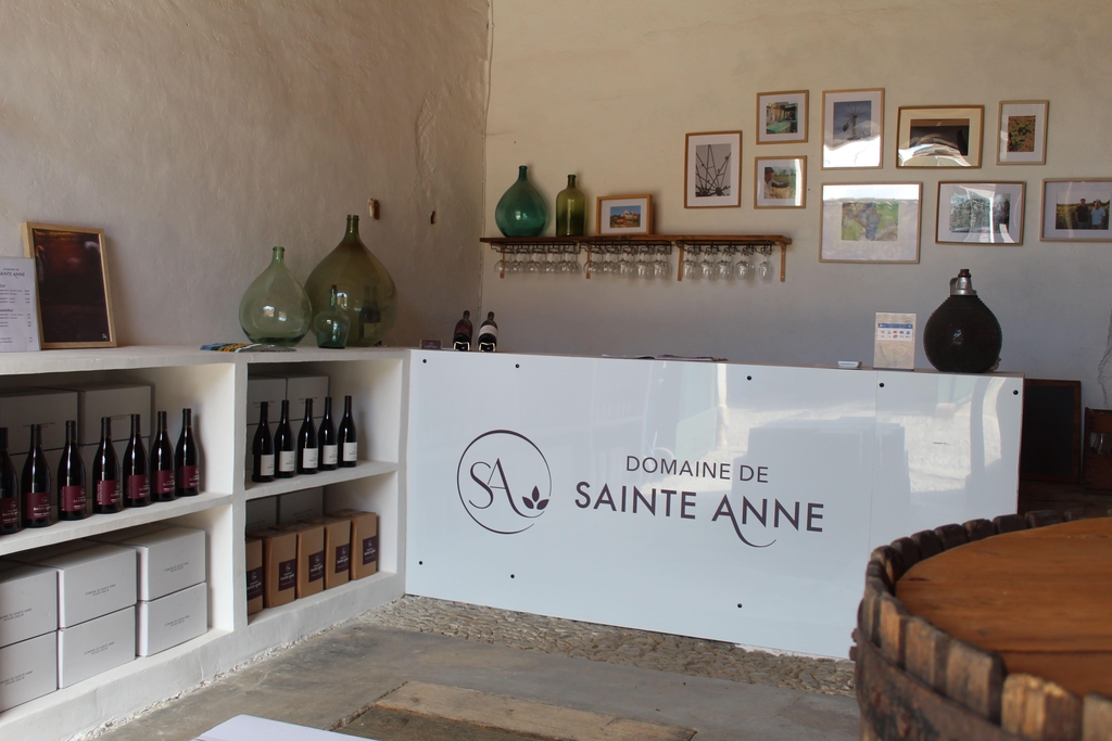 caveau de vente et de dégustation du Domaine de Sainte Anne. Activité oenotouristique à Marcorignan : Visite de la cave, apéritif et dégustation. 