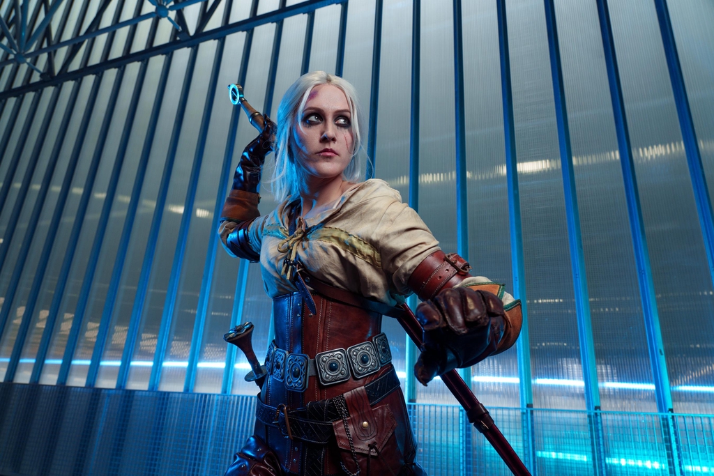 Ici vous voyez le site internet de LeelooKris, artisane qui fabrrique des costumes spécialisés en cuir tannage végétal, réaliste, confortable, et solide; des accessoires, tels des boucliers vikings, des sacs, bourses, fourreaux, bracelets, plastrons, corsets, brassards, cover en cuir, des boucliers en mousse, des haches, épées, décors…
Je fais également des animations en costumes, des animations d'ateliers de création de cosplay et de Cartonnades (=objet en carton) : costumes et accessoires; mais encore des conférences sur divers thèmes (cosplay, concours cosplay, réalisation d'un de mes costumes, les bases du travail du cuir appliquées au cosplay ...).
Je suis également jury de concours de cosplay, et fais des expositions de petites créations, de photos, et de costumes sur mannequins. 
