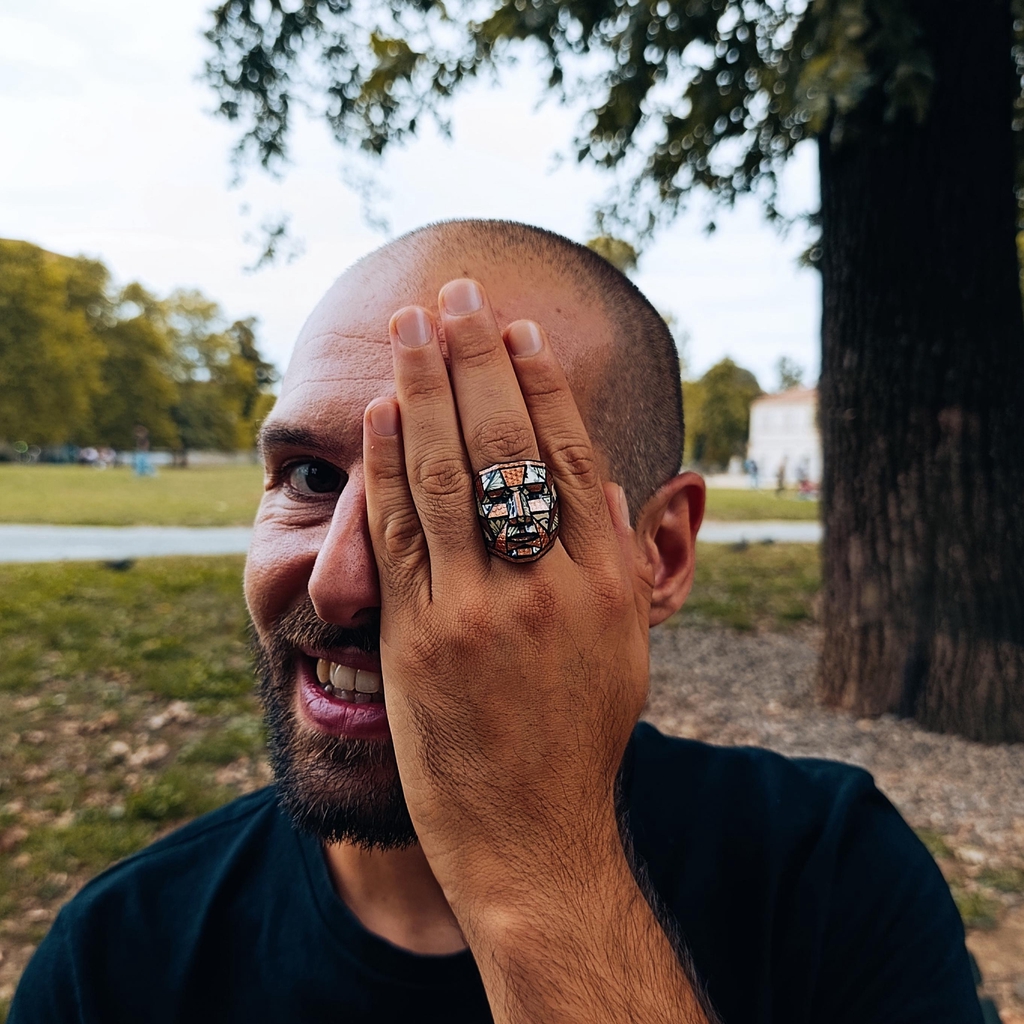 &lt;!-- BLOCCO SEO UNICO – About Me Fuoriepoca --&gt;

&lt;!-- Title e Meta --&gt;
&lt;title&gt;Chi siamo – Fuoriepoca: Gioielli artigianali ispirati al teatro&lt;/title&gt;
&lt;meta name="description" content="Scopri la storia di Fuoriepoca: la passione per il teatro diventa design. Gioielli artigianali unici, realizzati a mano con arte, gesto e identità."&gt;

&lt;!-- Schema Markup JSON-LD --&gt;

{
  "@context": "https://schema.org",
  "@type": "Organization",
  "name": "Fuoriepoca",
  "url": "https://www.fuoriepoca.com",
  "logo": "https://www.fuoriepoca.com/logo.png",
  "sameAs": [
    "https://www.instagram.com/fuoriepoca",
    "https://www.facebook.com/fuoriepoca"
  ],
  "description": "Fuoriepoca trasforma le tecniche del teatro in gioielli artigianali unici, realizzati a mano con passione, arte e identità personale.",
  "founder": {
    "@type": "Person",
    "name": "[Tuo Nome]",
    "jobTitle": "Designer e fondatore",
    "description": "Trasforma il gesto scenico e la drammaturgia in gioielli unici, leggeri ma intensi, capaci di raccontare una storia."
  }
}


&lt;!-- Contenuto principale --&gt;
<h1>La nostra storia: teatro, arte e gioielli unici</h1>
<p>
Benvenuto in Fuoriepoca, dove il teatro incontra l’arte della gioielleria.  
Sono [Tuo Nome], il cuore e le mani dietro questo progetto: trasformo il gesto scenico, la drammaturgia e l’emozione in gioielli unici. Ogni creazione nasce come un piccolo atto teatrale, dove materiali selezionati e cura artigianale danno vita a pezzi capaci di raccontare una storia.
</p>
<p>
La mia filosofia unisce creatività, manualità e design: voglio che chi indossa un nostro gioiello percepisca la scena, l’intensità e l’eleganza di un atto artistico permanente. Ogni pezzo è realizzato a mano, con attenzione ai dettagli, equilibrio e durabilità, per offrire gioielli autentici e distintivi.
</p>
<p>
Fuoriepoca non è solo gioielleria: è un progetto di sperimentazione, in cui l’arte teatrale diventa materia concreta da indossare. La sostenibilità, la qualità dei materiali e la passione per l’innovazione completano la nostra visione. Scopri come la nostra storia e il nostro processo creativo danno vita a gioielli artigianali che parlano di te, del tuo stile e della tua personalità.
</p>
