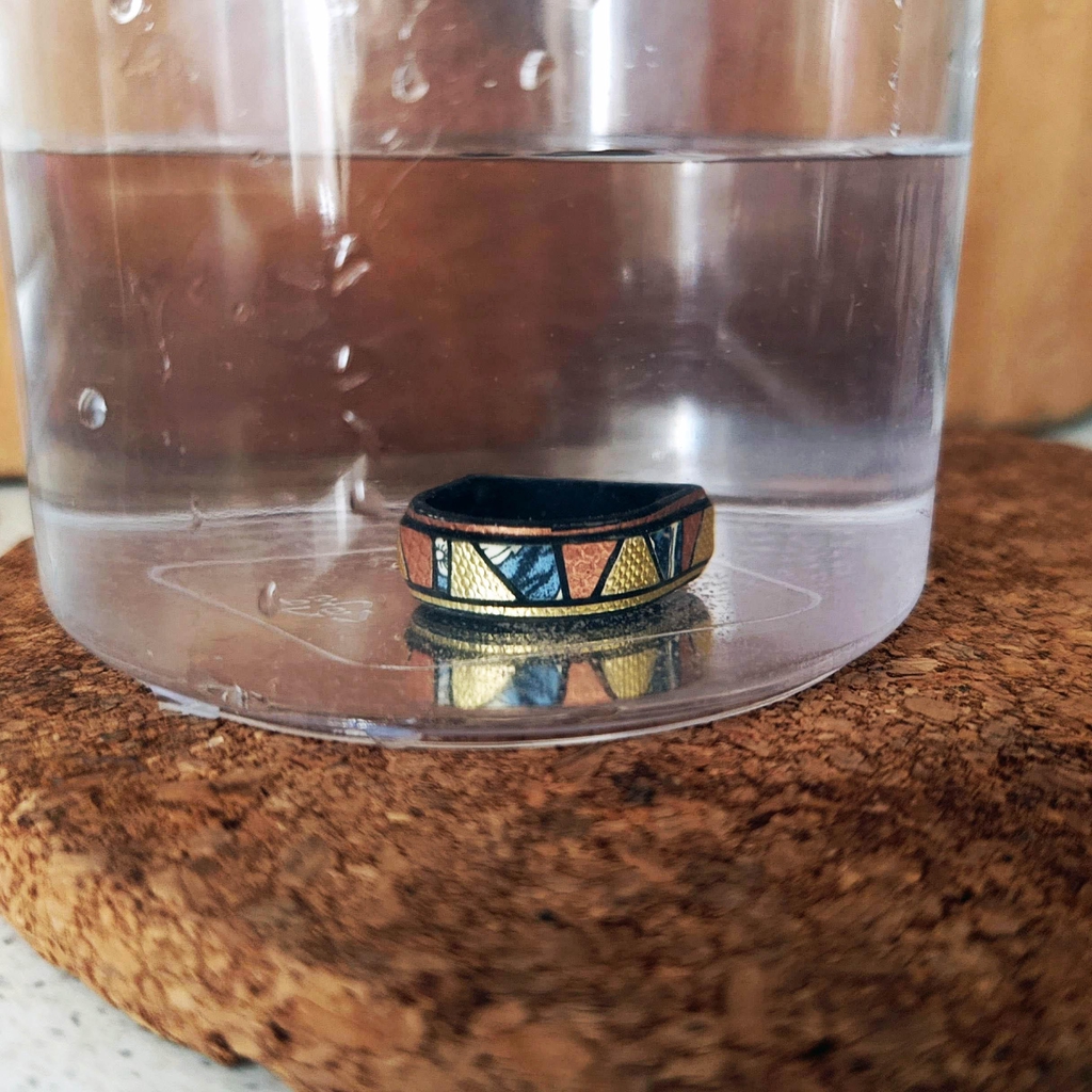 &lt;!-- BLOCCO SEO UNICO – FAQ Fuoriepoca --&gt;

&lt;!-- Title e Meta Description --&gt;
&lt;title&gt;FAQ – Fuoriepoca: domande frequenti sui nostri gioielli artigianali&lt;/title&gt;
&lt;meta name="description" content="Domande frequenti su Fuoriepoca: scopri tutto sui nostri gioielli artigianali, materiali, resistenza, acquisti e spedizioni."&gt;

&lt;!-- Contenuto principale --&gt;
<h1>Domande frequenti (FAQ) su Fuoriepoca</h1>
<p>
Benvenuto nella sezione <strong>FAQ</strong> di Fuoriepoca. Qui rispondiamo alle domande più comuni sui nostri gioielli artigianali: materiali, resistenza, manutenzione, acquisti online e spedizioni.  
Il nostro obiettivo è fornirti tutte le informazioni necessarie per scegliere con sicurezza un gioiello unico e duraturo.
</p>

&lt;!-- Schema Markup JSON-LD per FAQ --&gt;

{
  "@context": "https://schema.org",
  "@type": "FAQPage",
  "mainEntity": [
    {
      "@type": "Question",
      "name": "I gioielli Fuoriepoca sono resistenti all’acqua?",
      "acceptedAnswer": {
        "@type": "Answer",
        "text": "Sì, i nostri gioielli sono trattati con protettivi vetrificanti o resine, garantendo resistenza all’acqua e durata nel tempo."
      }
    },
    {
      "@type": "Question",
      "name": "I gioielli sono realizzati interamente a mano?",
      "acceptedAnswer": {
        "@type": "Answer",
        "text": "Sì, ogni pezzo è completamente artigianale, realizzato a mano con materiali selezionati e attenzione ai dettagli."
      }
    },
    {
      "@type": "Question",
      "name": "Posso ordinare un gioiello personalizzato?",
      "acceptedAnswer": {
        "@type": "Answer",
        "text": "Assolutamente, offriamo la possibilità di creare gioielli personalizzati su richiesta, in base alle tue esigenze e preferenze."
      }
    },
    {
      "@type": "Question",
      "name": "Quali sono i tempi di spedizione?",
      "acceptedAnswer": {
        "@type": "Answer",
        "text": "I tempi di spedizione variano da 3 a 7 giorni lavorativi, a seconda della destinazione. Tutte le spedizioni sono tracciabili."
      }
    },
    {
      "@type": "Question",
      "name": "Come posso prendermi cura dei gioielli Fuoriepoca?",
      "acceptedAnswer": {
        "@type": "Answer",
        "text": "Consigliamo di evitare l’esposizione prolungata all’acqua e di pulire i gioielli con un panno morbido. Tutti i dettagli di manutenzione sono forniti con ogni acquisto."
      }
    }
  ]
}

