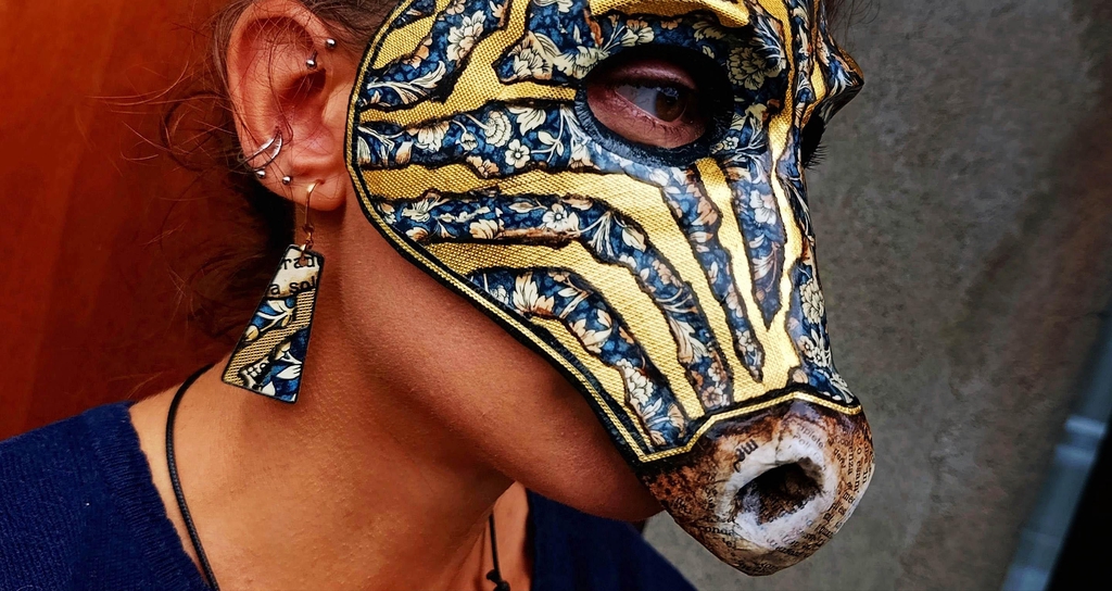 FuoriEpoca - Usiamo le tecniche del teatro per dare vita a gioielli unici. 
Scopri i gioielli artigianali nati dalle tecniche del teatro: creazioni uniche, realizzate a mano, dove arte e scena si incontrano in ogni dettaglio.