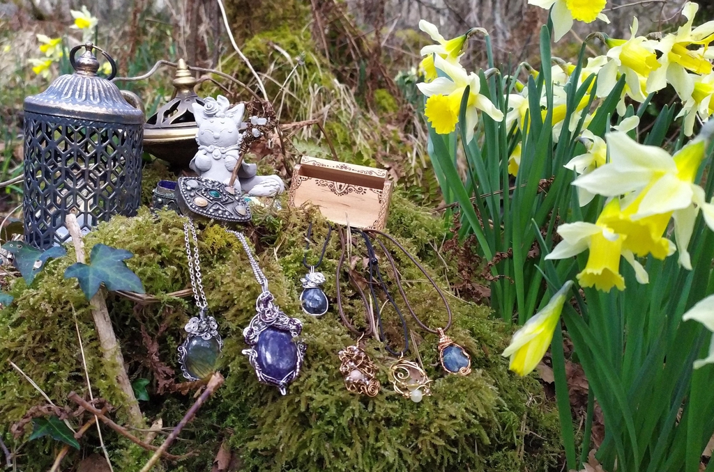 "De mes pattes de velours, je tisse le métal, comme les étoiles tissent la lumière"