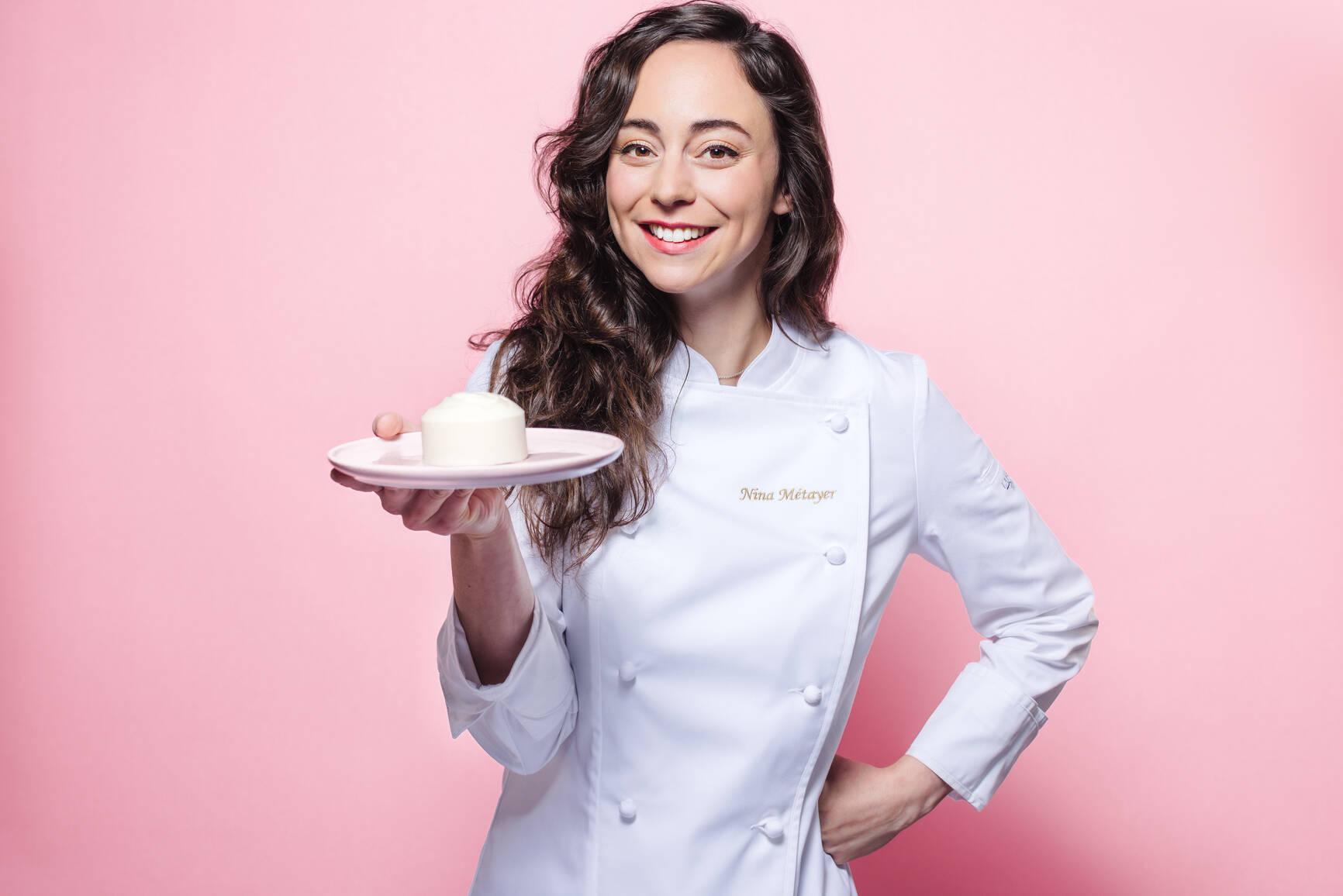 Nina Métayer tenant une patisserie en collaboration avec Lancôme