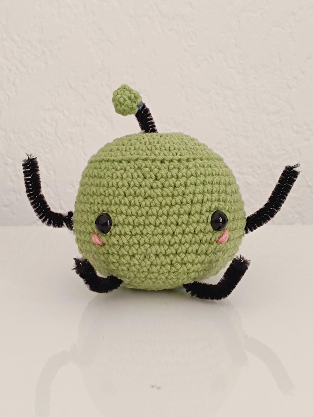 Un Junimo de Stardew valley, vert, réalisé en crochet.
