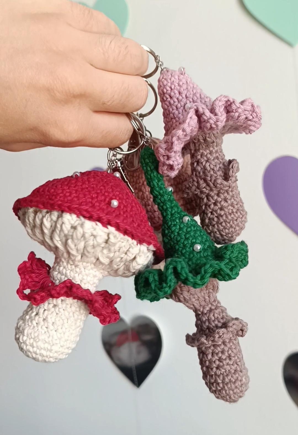 Porte-clés de plusieurs champignons réalisés en crochet.