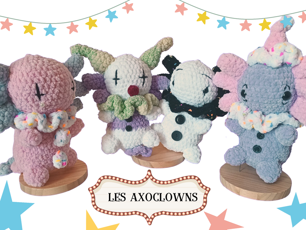Un photo montage de quatre axolotls déguisés en clowns, sur fond blanc avec des étoiles colorées autour en guise de décoration de l'image.