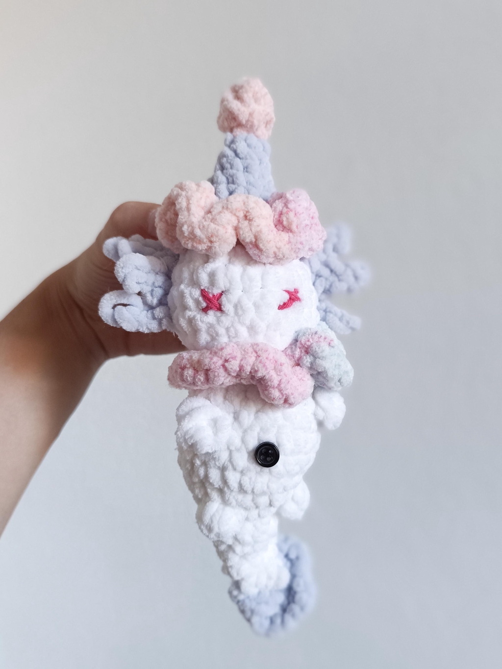 Peluche de petit axolotl clown en crochet