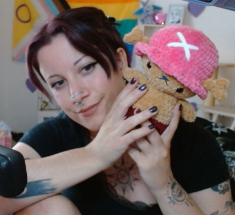 screenshot de Violette tenant une peluche en crochet de Tony Tony Chopper