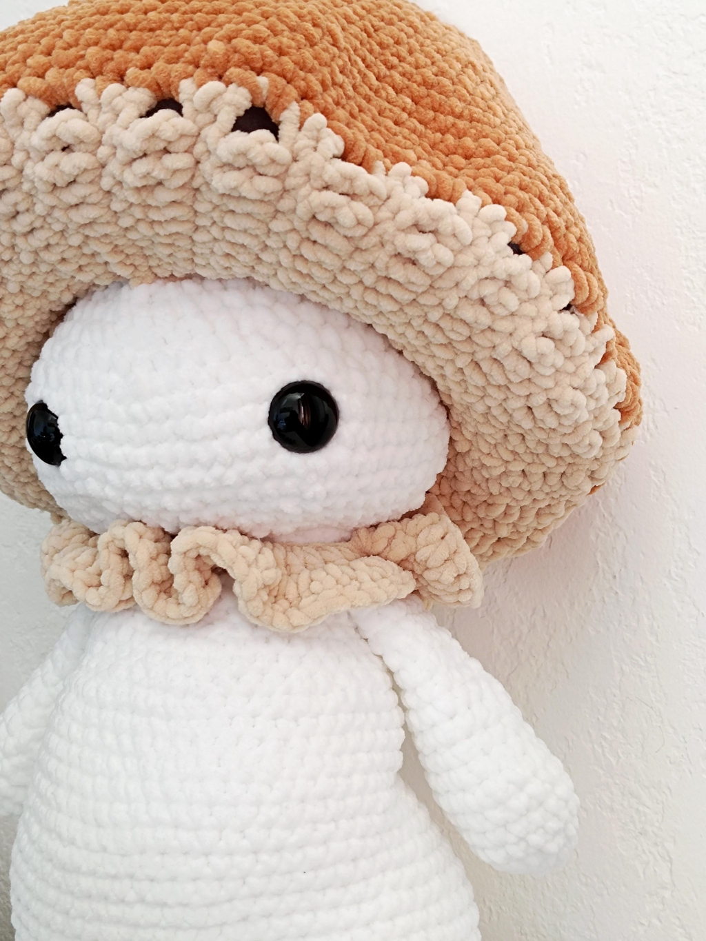 Un gros bonhomme champignon réalisé en crochet